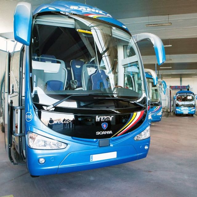 Autocares Rámila S.L. flota de autocares azules