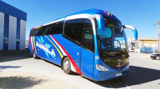 Autocares Rámila S.L. autocar azul estacionado frente a la fachada