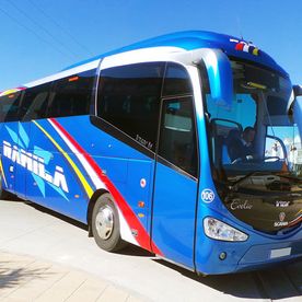 Autocares Rámila S.L. autocar azul estacionado frente a la fachada